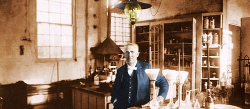 Thomas Edison (1847-1931) in seinem Labor, 1904