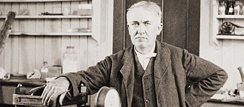 Thomas Edison (1847-1931) in seinem Labor, 1901