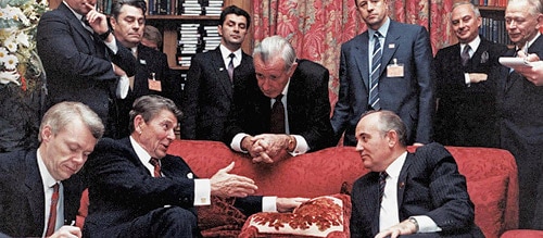Mikhail Gorbachev und Ronald Reagan am Genfer Gipfel 1985