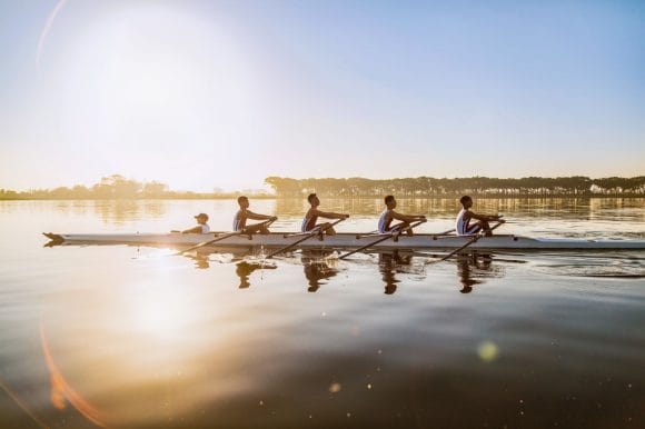 مجذفون يقودون قارباً