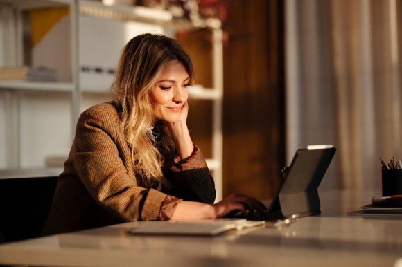 سيدة أعمال مع جهاز كمبيوتر لوحي