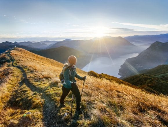 امرأة ترتحِل على سفح جبل