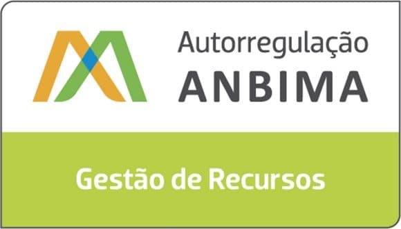 Selo de gestão de recursos da ANBIMA, com o símbolo da ANBIMA nas cores verde, laranja e azul e os escritos "Autoregulação ANBIMA Gestão de Recursos" com uma barra verde ao final da imagem.