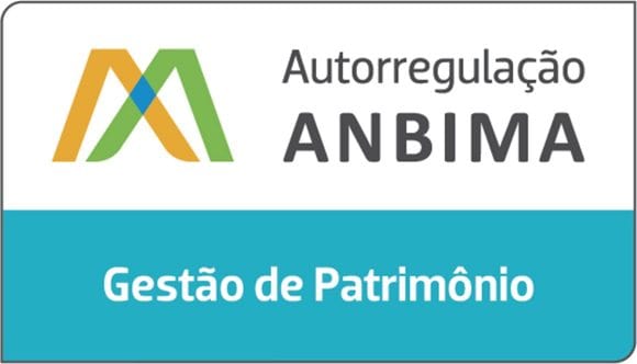 Selo de gestão de patrimônio da ANBIMA, com o símbolo da ANBIMA nas cores verde, laranja e azul e os escritos "Autoregulação ANBIMA Gestão de Patrimônio" com uma barra azul ao final da imagem.