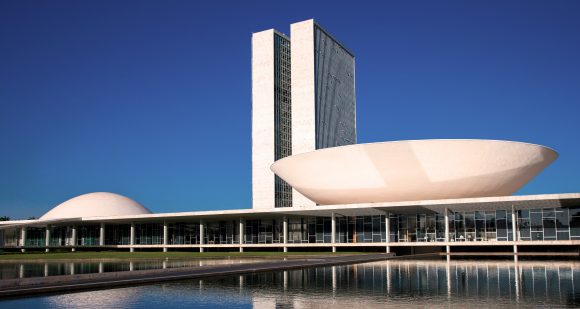 Edifício do Congresso Nacional em Brasília, com suas torres e cúpula ao pôr do sol