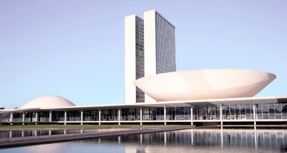 Edifício do Congresso Nacional em Brasília, com suas torres e cúpula ao pôr do sol