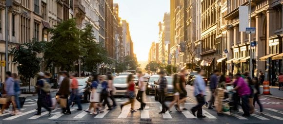 Rua movimentada em área urbana ao entardecer