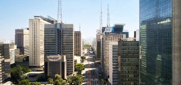 Vista panorâmica de prédios comerciais em uma área urbana durante o dia