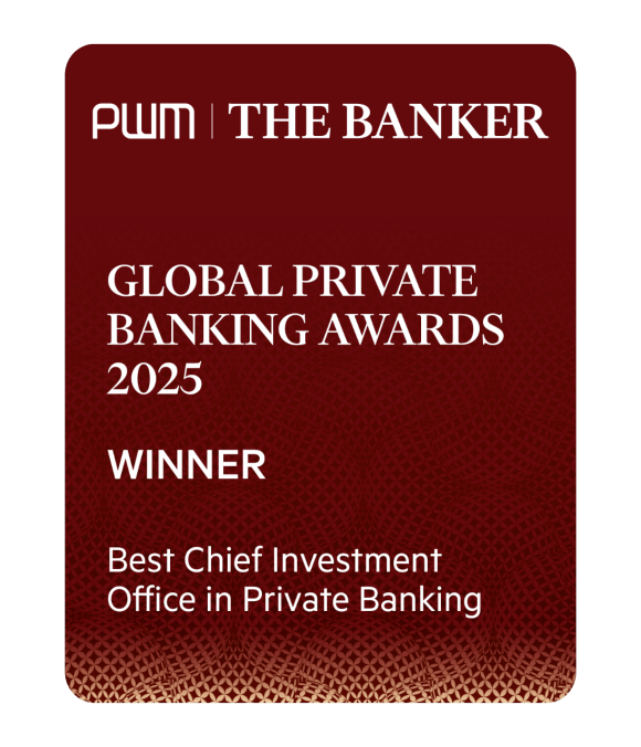 Logotipo vermelho-escuro do PWM / The Banker Global Private Banking Awards 2025, onde o UBS ganhou o prêmio de Melhor Chief Investment Office em Private Banking.