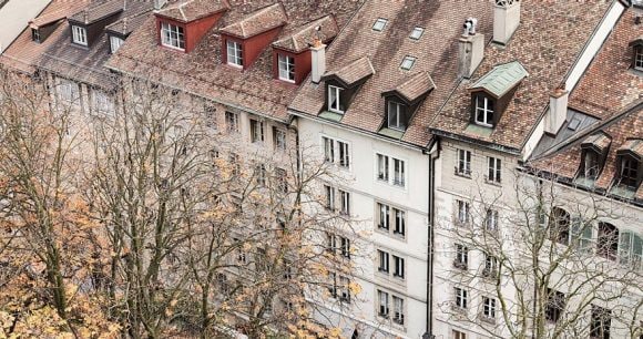 Bei Altbauten besteht grösserer Handlungsbedarf bezüglich Nachhaltigkeit. Die Kosten einer neuen Heizung und somit der Wechsel auf erneuerbare Energie lohnt sich oft schon nach kurzer Zeit. Das Bild zeigt Altbauten in einer Schweizer Stadt.