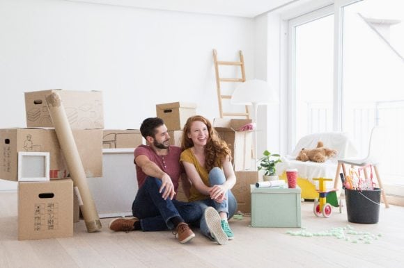 Ein Paar zieht in die neu gekaufte Eigentumswohnung ein