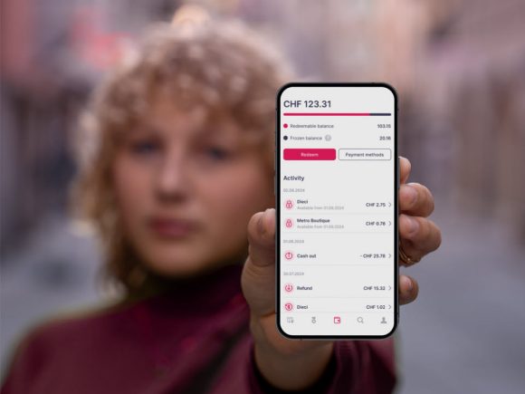 Mädchen zeigt Smartphone mit Cashyou-Bildschirm