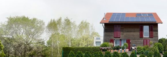 Haus, Holzfassade, Solaranlage