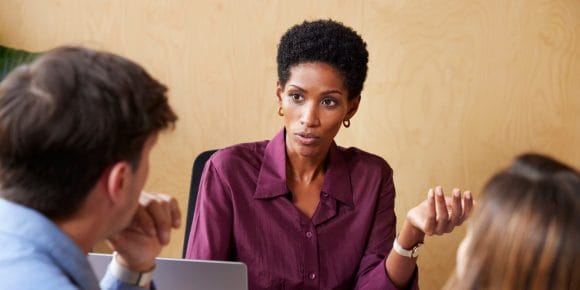 Ein Mädchen sichert sich beim Klettern in einem Kletterpark ab.
