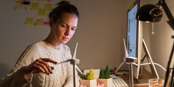 Bei Altbauten besteht grösserer Handlungsbedarf bezüglich Nachhaltigkeit. Die Kosten einer neuen Heizung und somit der Wechsel auf erneuerbare Energie lohnt sich oft schon nach kurzer Zeit. Das Bild zeigt Altbauten in einer Schweizer Stadt.
