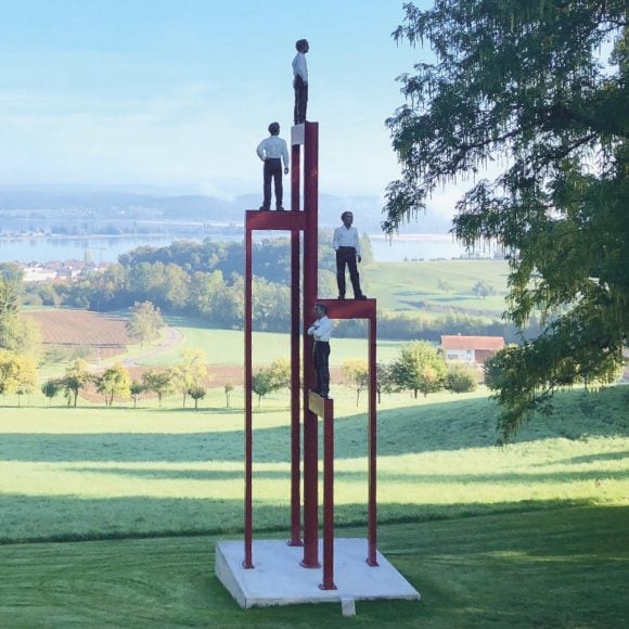 Eine Skulptur von Stephan Balkenhol "Turm" mit 4 einzelnen Männern