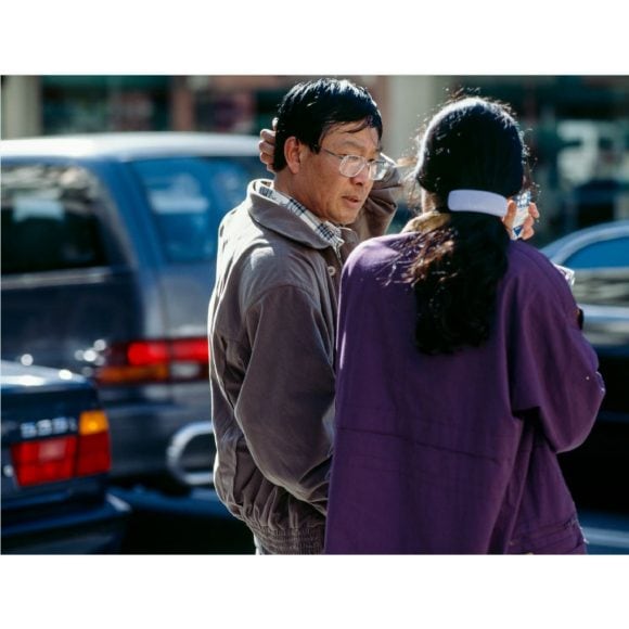 Ein Bild von Beat Streuli, zwei Menschen sprechen miteinander