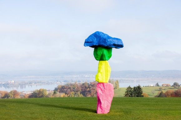 ‘ermatingen mountain’ | 2021, bemalter Stein und Edelstahl, 733 × 320 × 170 cm, ca. 24.1t, UBS Art Collection © Ugo Rondinone