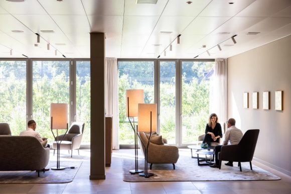 Open Space mit Personen in Diskussion