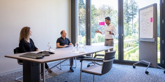 kleiner Meetingraum mit 3 Personen 