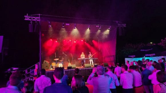 Open Air Bühne mit Musiker Andryy Foto: Open Air Andryy