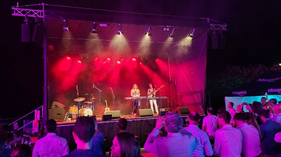 Open Air Bühne mit Musiker Andryy Foto: Open Air Andryy 