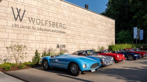 vor Wolfsberg mit verschiedenen Oldtimer Autos Foto: Oldtimer