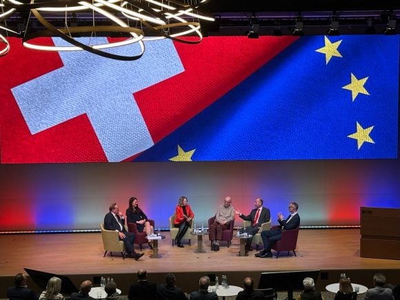 Bühne Auditorium mit Speakern Foto: Politik Anlass