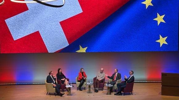 Bühne Auditorium mit Speakern Foto: Politik Anlass