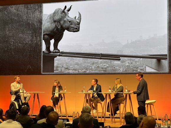 Bühne Auditorium mit Speakern Screw Up Night Foto: Screw Up Night