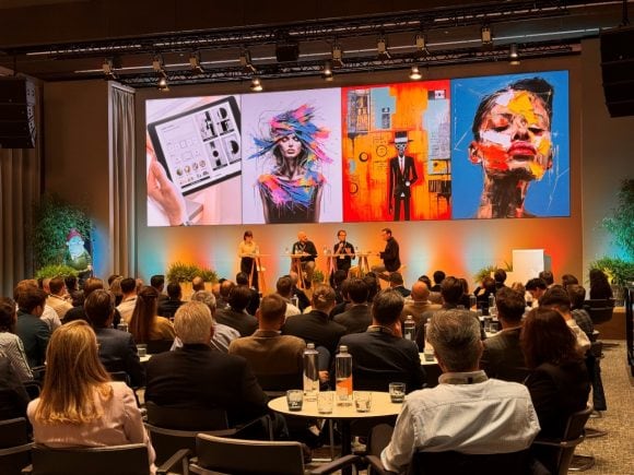 Bild von einem WD Anlass mit Gästen und Blick auf die Bühen und Bühnengäste