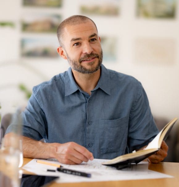 Niveau à bulle et marteau pour les travaux d’entretien.