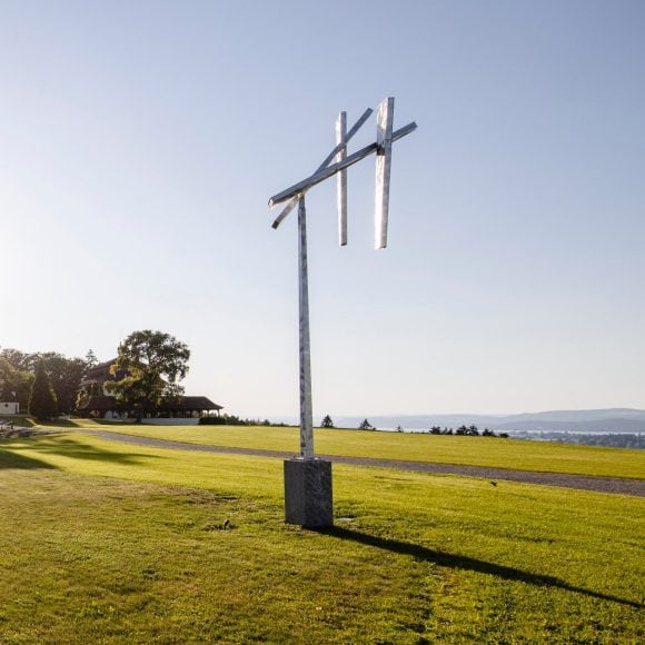 a sculpture by George Rickey: 'Four Trapezoids as two Rectangles' | 1989, Chromium steel, Dimensions variable