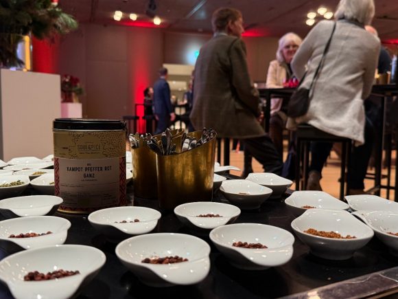 Image with spice bowls Photo: Gewürzschalen