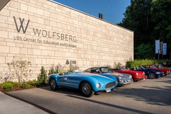 in front of Wolfsberg with various classic cars Photo: classic cars