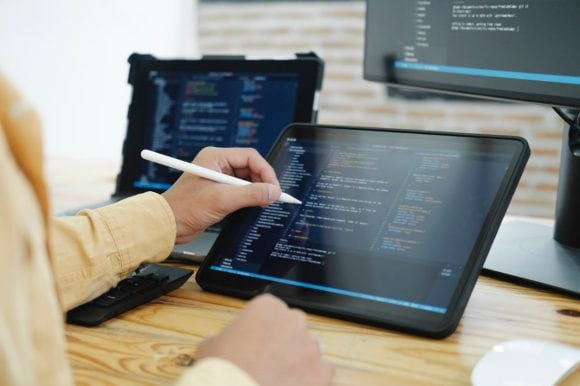 Gros plan de l’écran d’un ordinateur portable affichant un rapport financier.