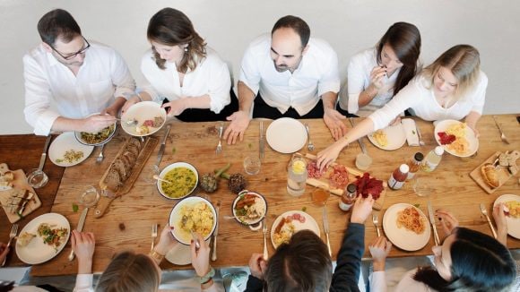 Prendre ses repas ensemble favorise une culture d’entreprise conviviale – chez Felfel (photo) et chez ses clients. En haut au milieu: Daniela et Emanuel Steiner.