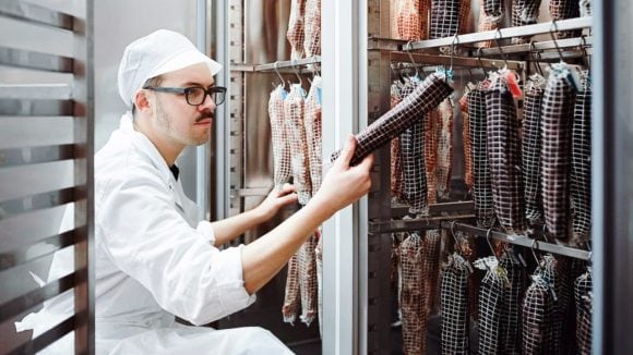 L’un des fournisseurs de Felfel: Mikas, un jeune entrepreneur, s’est pris de passion pour la saucisse pendant ses études. Aujourd’hui, il produit ses propres saucisses en plein cœur de la ville, à partir de viande bio achetée dans un rayon de 25 km au maximum.