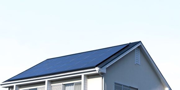 Une maison individuelle en Suisse est équipée d’une installation photovoltaïque qui permet aux propriétaires de produire leur électricité.