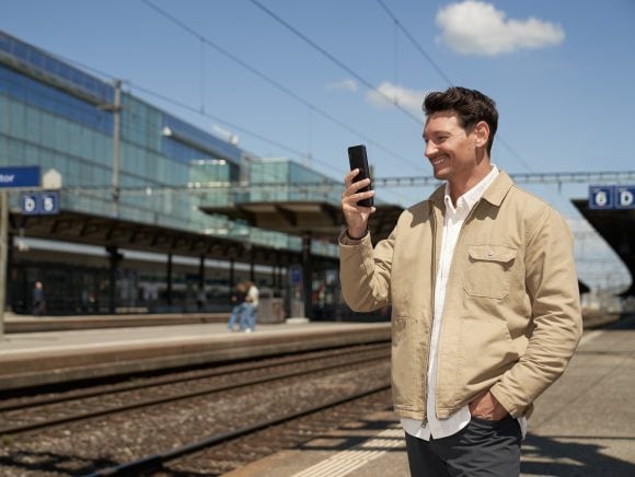 Un homme et une femme se tiennent sur le quai de la gare.