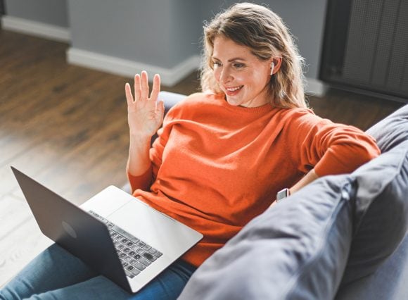 Un champ en fleurs au soleil.
