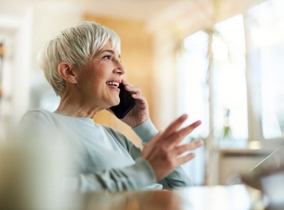 Un champ en fleurs au soleil.