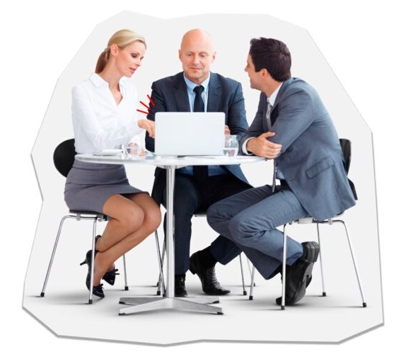 Deux hommes et une femme sont assis à une table, avec un ordinateur portable au centre.