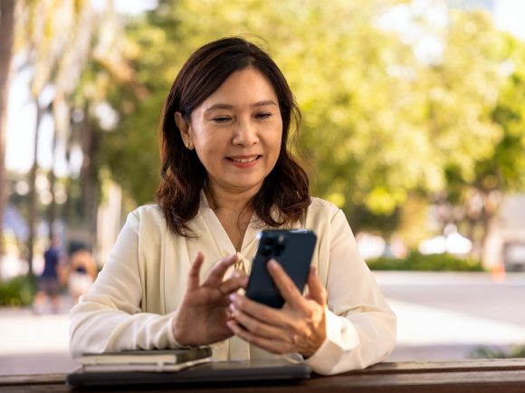Femme d’affaires avec son smartphone à l’extérieur