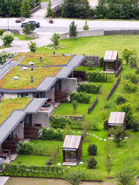 Lotissement moderne avec plusieurs immeubles locatifs et espaces extérieurs paysagers.