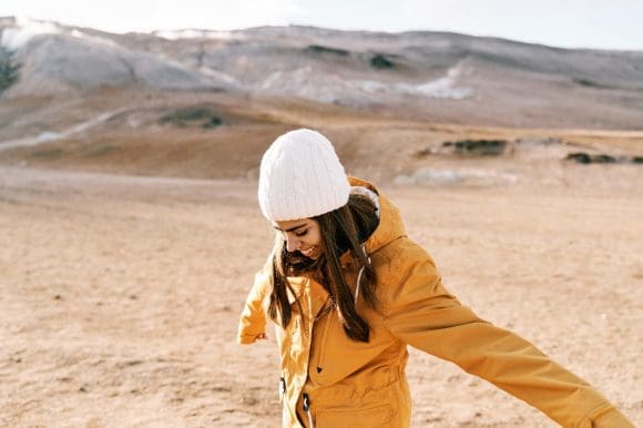 Femme insouciante dans les montagnes