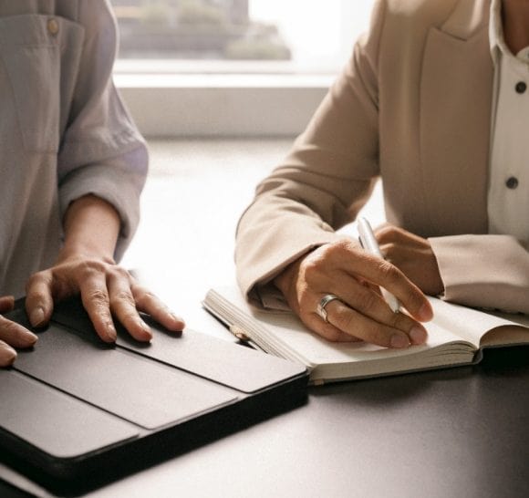 Deux personnes sont assises à table et discutent.
