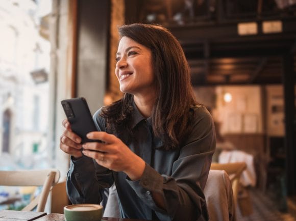 Un champ en fleurs au soleil.