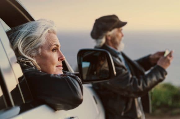 La coppia anziana che ammira il bellissimo paesaggio durante il viaggio di vacanza.