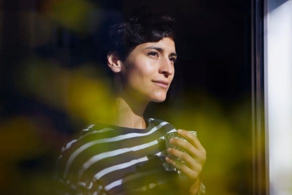 Una madre che abbraccia la figlia mentre camminano felicemente in montagna.